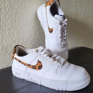 NIKE WOMENS AIR FORCE 1 PIXEL SE